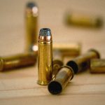 【閲覧注意】太ももを “銃で撃たれて貫通” してしまったグロ動画。