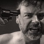 さっきまで仲間と楽しそうに遊んでいた男が突然の “拳銃自殺” ･･･。