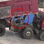 トラックの荷台に “潰されてしまった男性” の映像が怖すぎる･･･。