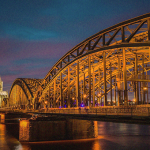 酔っぱらい「橋の上たーのしー！」→ 落下して死亡。