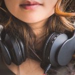 女の子がヘッドフォンをしながら “踏切を渡ろう” とした結果･･･。