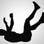 電線にぶら下がる男が落下して “地面に叩きつけられる音” がヤバイ･･･。