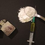 ヘロインでトリップ中の男を “殴りまくる” 謎の動画。