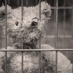 刑務所内で他の囚人達から “首吊りを強制” される映像が怖すぎる･･･。