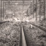 【超！閲覧注意】線路に横たわり自殺した男、胴体真っ二つになったグロ動画･･･。