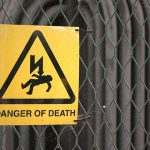 【閲覧注意】電線を盗もうとした男、”天罰” をくらう。