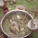 生きた魚に調味料つけて踊り食い。ベトナムの食事情。