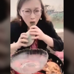 ペ●スそっくりな貝を “まるかじり” する女の子 → 吐き出す。