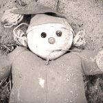 【超！閲覧注意】バラバラにされた “子供の身体” を集めるグロ動画･･･。