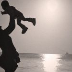 夫からの虐待に耐えかね、3歳の娘とともに電車に轢かれて自殺した母親。