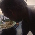 【閲覧注意】”飯食ってる場合じゃねぇ” 男性のグロ動画･･･。