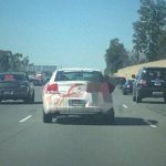 【衝撃映像】前を走る車に “人間の下半身” がくっついてるんだけど･･･。