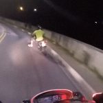 ブラジル警察官のバイクが “犯人を追いかける” ボディカム映像。