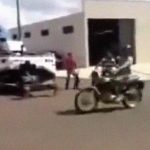 トラックをワイヤーで牽引中にバイクが通過した結果･･･。