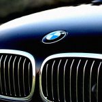 BMWに乗った女さん、小学生の列にうっかり突っ込んでしまう。