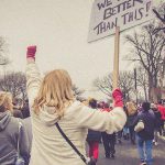 路上で抗議活動する人間たちにブチ切れたドライバー、そのまま轢いてしまう。