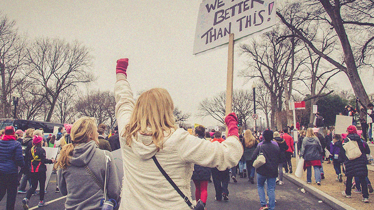路上で抗議活動する人間たちにブチ切れたドライバー、そのまま轢いてしまう。