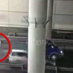 【衝撃映像】道路の真ん中で直立不動の男、案の定 “こうなる” ･･･。