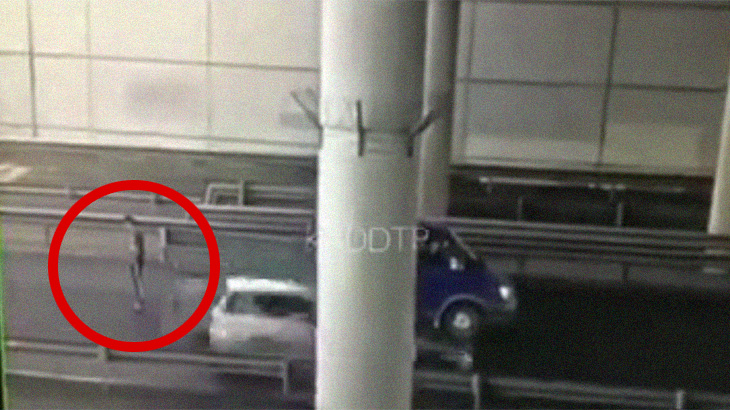 【衝撃映像】道路の真ん中で直立不動の男、案の定 “こうなる” ･･･。