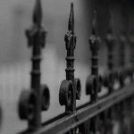 【閲覧注意】”鉄柵” に男の子が突き刺さってるグロ動画･･･。