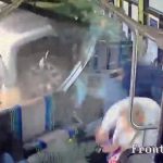 【衝撃映像】車に突っ込まれたバスの車内映像が怖すぎる･･･。