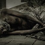 【閲覧注意】「あのホームレス全然うごかないな･･･」→ 近づいてみた結果･･･。