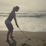 浜辺でゴルフする女の子、華麗にナイスショットするのかと思いきや･･･。