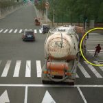 “トラックの死角” には絶対に入ってはいけない理由がコチラ･･･。