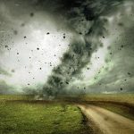 【衝撃映像】竜巻に巻き込まれたバス、数十メートル持ち上げられてしまった衝撃映像。