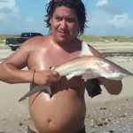 「サメの赤ちゃん見つけたで！」→ 手に抱えて写真撮ろうとした結果･･･。