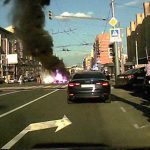 スピード違反＋信号無視のバイク、トラックに突っ込んで死亡。