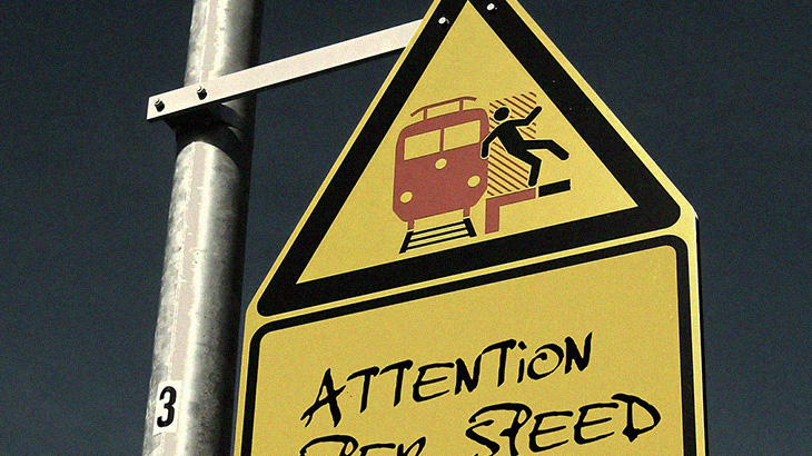 【閲覧注意】胴体真っ二つになった男性、最後に “大きな呼吸” をして息絶えるグロ動画。