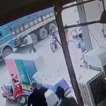 【閲覧注意】このトラック、”ヤベーもの引きずってる” のにまったく気づいていなかったグロ動画･･･。