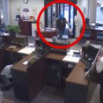 【衝撃映像】銀行強盗犯、警備員に “瞬殺” されてしまう。