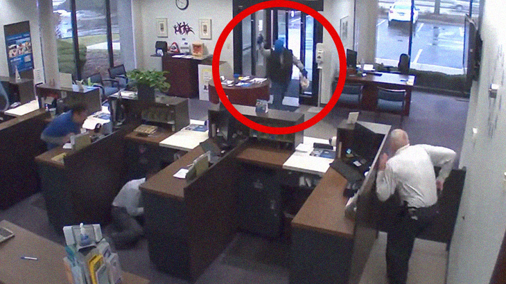【衝撃映像】銀行強盗犯、警備員に “瞬殺” されてしまう。