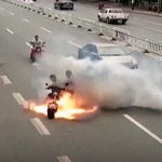 【中国】電動バイク、突然炎上。
