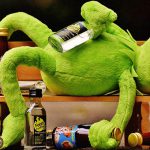 【閲覧注意】酔っ払ってフラフラの男、倒れた瞬間トラックに潰されたグロ動画。