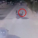 道路を渡ろうとした親子、子供だけ車に弾き飛ばされてしまう。