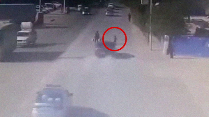 道路を渡ろうとした親子、子供だけ車に弾き飛ばされてしまう。