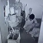 老人の頭を “石で叩き続ける” ヤバイ男が撮影される･･･。