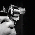 警察官、口論となった相手を銃で殺してしまう。