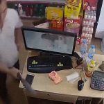 【閲覧注意】突然 “包丁で顔を切られた女性” パックリ切り裂かれたグロ動画。