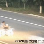 老婆が乗った車椅子を押す女性、車に吹き飛ばされてしまう。