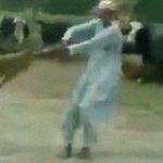 【胸糞】やせ細った犬を “振り回して遊ぶ” とか、コイツ狂ってるだろ･･･。