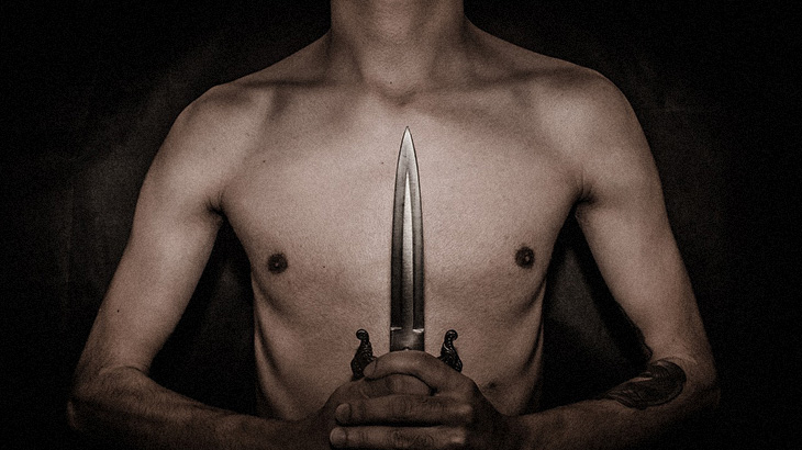 【閲覧注意】自分の胸に “ナイフを何度も突き刺して” 死のうとする男性のグロ動画･･･。