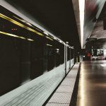 【閲覧注意】人が電車にはねられホームの時刻表にぶつかり真っ二つになるグロ動画･･･。