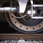 【閲覧注意】電車に轢かれて “真っ二つになったのになかなか死ねない” グロ動画･･･。