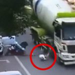 【閲覧注意】バイクに乗っていたこの男性、運が悪すぎるグロ動画･･･。
