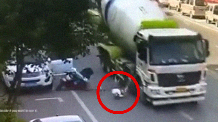 【閲覧注意】バイクに乗っていたこの男性、運が悪すぎるグロ動画･･･。