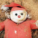 【超！閲覧注意】女性の死体のすぐ側で “血を流して死んでいる” 赤ちゃんのグロ動画･･･。